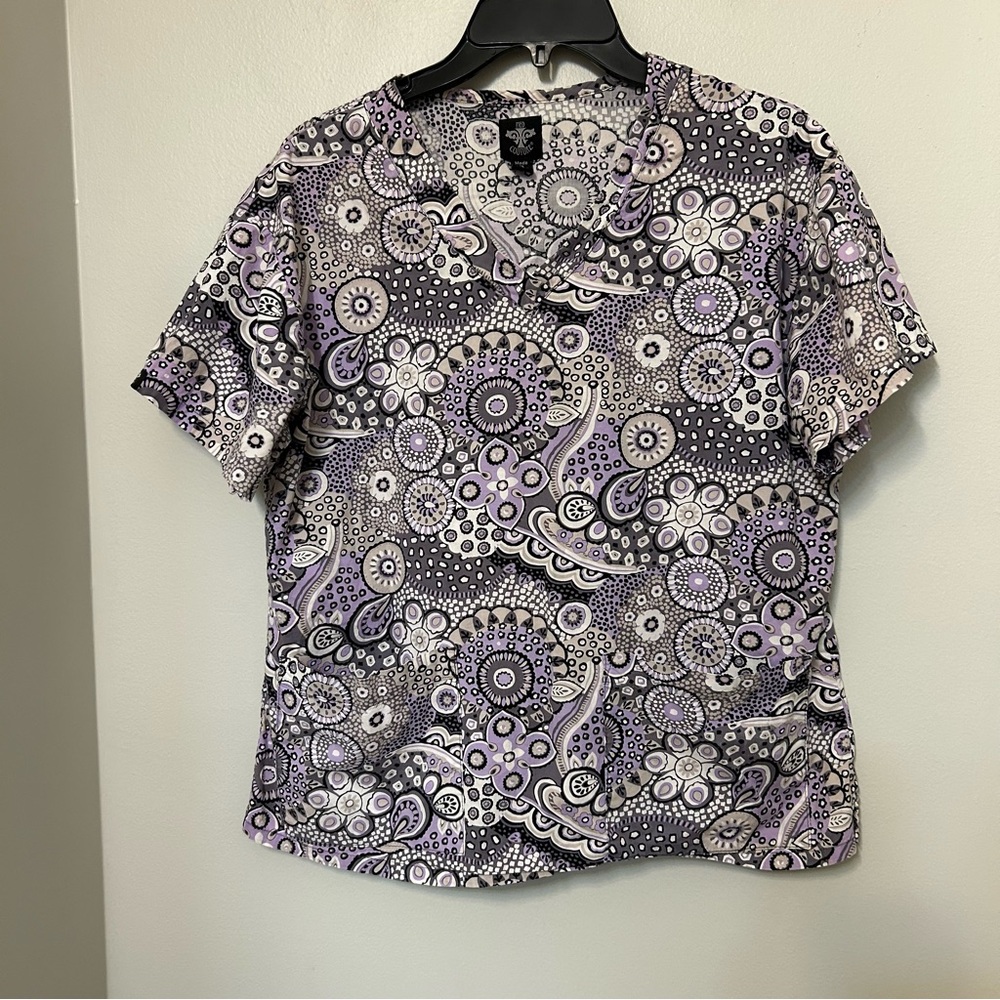 Med Couture Scrub Top Womens Small Purple Floral V‎ Neck Short Sleeve Pullover